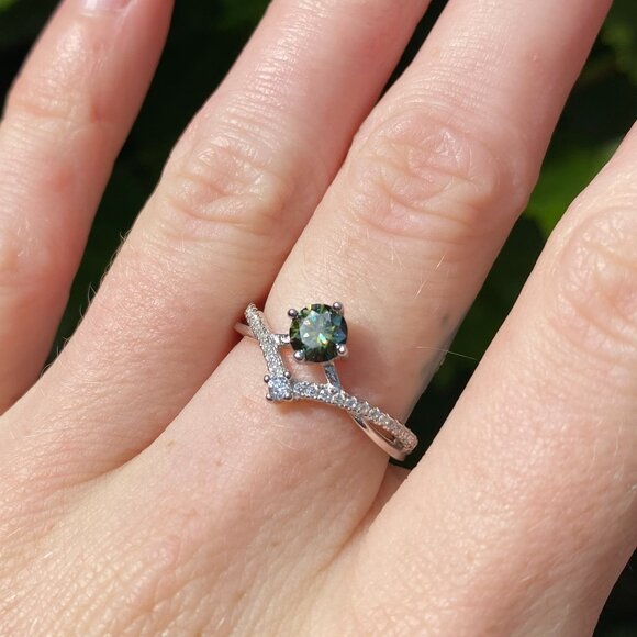 ✨Beautiful 0.5 ct Olive Green Moissanite Wishbone Ring ✨ - Picture 3 of 6